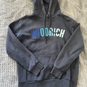 Hoodrich mörklblå hoodie storlek S - Storlek S  använt skick