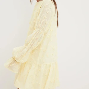 Nakd klänning - Säljer denna superfina klänningen med alla lapparna kvar ifrån Nakd, i storlek 44.  Säljer den då den tyvärr inte kommit till användning, nypris 899.  Använd gärna köp nu eller ge prisförlag💛