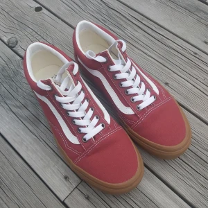 Röda vans - Ett par röda vans i en vinröd nyans. Använda typ 3 gånger så är i väldigt fint skick. 