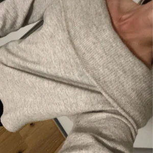 Off shoulder stickad tröja  - En super fin och mysig stickad tröja från HM, använd få gånger 