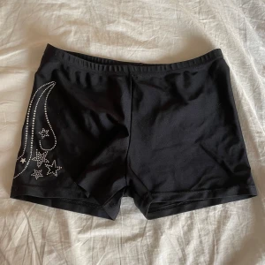 Hotpants - Hotpants med stenar! Tappat enstaka Sten. Storlek 12 år men passar vuxen xs! Säljer då jag slutar på gymnastik, och de ej kommer till användning.