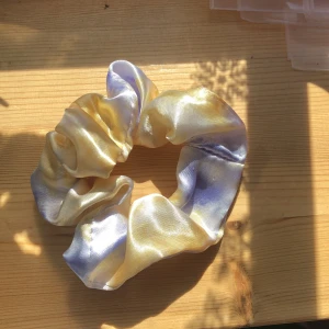 Scrunchie - Lila gul scrunhie, tvättad🫶🏻