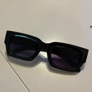 Solglasögon  - Solgalsögon från Gina, Prada inspirerade . Passade inte mig, endast testade.