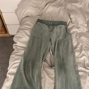 Juicy couture grön  - Lite uppsydda ljus gröna bra skick men ska tvättas inan💕