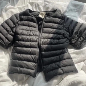 Trekvartsärmad jacka - Jättesnygg Trekvartsärmad jacka från Nk, märke PINKO💗