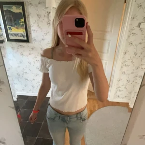 Söt topp - Kan användas olika offshoulder off one shoulder eller som utan. Säljer pga att den inte används. Står L men skulle säga S eller XS men allt däremellan.