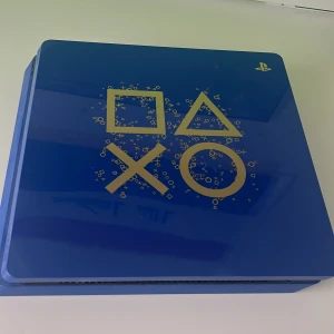 Ps4 - Ps4an är i perfekt skick inget fel med den, den är 2 år, jag har ingen kontroll till den eftersom jag har redan säljer två men den är väldigt fin och ser bra ut.