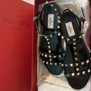 Valentino GARAVANI sandaler dam - Valentino Garavani sandaler dam  Köpt i Nk Stockholm city Väl använt 2-3 gånger, Bra kvalite skick Ord pris i butik: SEK 4,325  Låda & påse tillkommer. kvitto finns.  Slight heel, Black rubber Buckle-fastening strap, Made in Italy