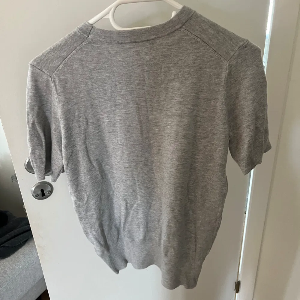 Superfin grå finstickad t-shirt från Zara, endast använd en gång💕. T-shirts.