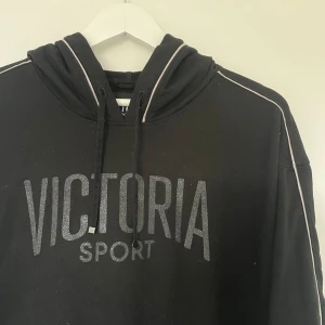 Victoria Sport Hoodie - Hoodie i fint skick från Victoria Sport 