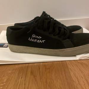 Saint Laurent skor i storlek 43 box och authentic card medföljer 