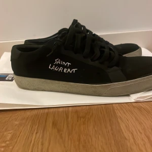 Saint Laurent skor  - Saint Laurent skor i storlek 44 men sitter som 43 skulle jag säga. box och authentic card medföljer. Pris ej hugget i sten 