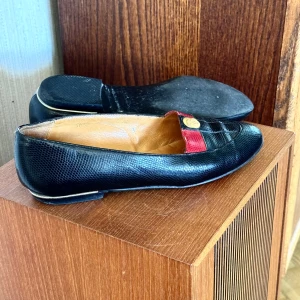 Pertti Palmroth loafers - Snygga marin/röda loafers med gulddekor. Tecken på användning.