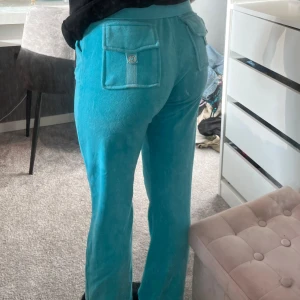 Juicy couture set - Säljer då den inte kommer till användning längre. Inga defekter. Coola bakfickor och stenar som glittrar längst ena benet och på ryggen. Storlek XS-M då den är helt okej stretch. 