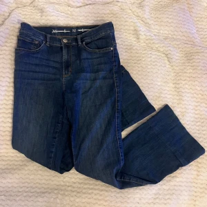 Bootcut jeans - Bootcut jeans i sååå fin mörkblå färg. Strl ~S-M. Uppsydda av förra ägaren så passar bäst till den som är ungefär 160-165 cm långa! 🥰