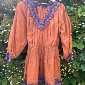 Vanessa Bruno stl 38 - Fantastiskt fin klänning stl 38 (passar större stl beroende på passform) ca knälängd. Lite använd pga fel stl.