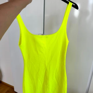 Klänning  - Senaste trenderna till tidlösa klassiker. outfits dresses för alla tillfällen cocktail, fest eller till någon harmonisk afton! 😍 stilfull elegant dress som formar sig efter din kropp. Känn dig snygg och stilig✨ 