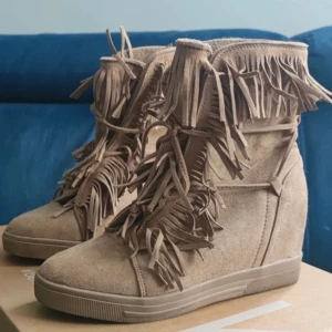 Skor med fransar - Ett par fett snygga bruna fransskor som passar sjukt bra på sommarn och hösten!!! 