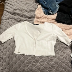 Bolero vit  - Vit bolero från vero Moda.  Använd fåtal gånger. I väldigt bra skick!❤️❤️