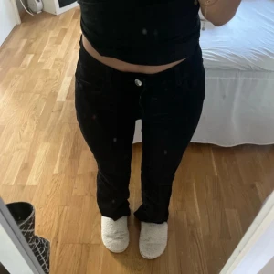 svarta lågmidjade jeans - svarta lågmidjade jeans från hm. midjemåttet är 34 🥰