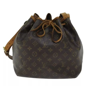 Louis Vuitton Petit Noe - Vackra Louis Vuitton Petit Noe! Har blivit go-to-väskan för alla skandinaviska tjejer med goda skäl då den är tidlös, har en klassiskt vacker design och passar alla tillfällen.