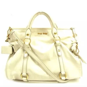 Miu Miu väska - Material: läder Färg: vit    Tillbehör: inga  Det finns några små tecken på användning, men överlag mycket bra skick. Se bilder för detaljer!