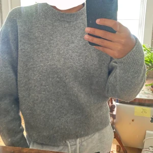 Grå stickad Zara  - Använd en del men fortfarande i väldigt bra skick!! Köparen står för frakt 📦 