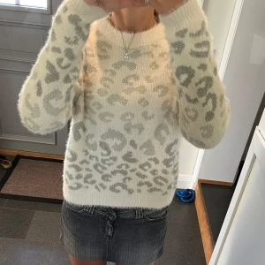 Leopardmönstrad stickad tröja  - Stickad tröja med leopardmönster från Pieces i storlek S. Fint skick. Använd gärna köp nu!