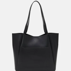 Svart väska  - Väska från even&odd. I nyskick, säljer då jag inte använder den längre. Skriv vid frågor eller för fler bilder 🫶🏼