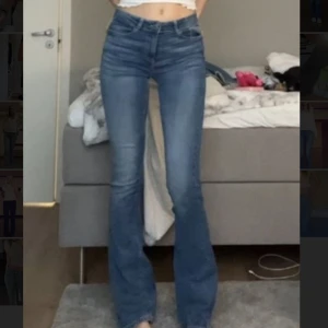 Midwaist blue jeans  - Bilden är från ett år tbx, jeansen är mycket använda o har en del defekter på slutet av jeansen så det är bara be om bild på de🤍noisy may är märket, köpta från Zalando, långa i längden