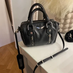 ZADIG VOLTAIRE VÄSKA💘 - HÖGSTA BUD NU 2300!! Jag säljer denna så snygga Zadig Voltaire väska. Det har varit en favorit då den passar till allt och får plats med mycket. Nypris är lite över 3000 kr💕Pris kan diskuteras. Dustbagen medföljer💘Hör av er vid intresse!😇