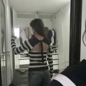 Snygg Striped tjocktröjan med öppen rygg - Tröjan är i super fint skick och är storlek M fast passar som S. Nypris vet jag inte. 