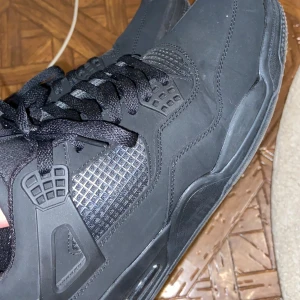 Jordan 4 Black Cat  - 42-43 skriv om ni har nån fråga, dem är knappt använda.