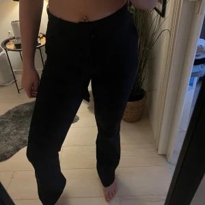 Kostymbyxor  - I mycket bra skick från Bikbok som tyvärr är för tajta för mig