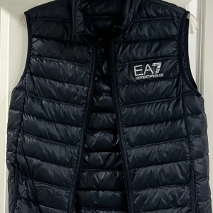 Armani väst - Armani ea7 väst i väldigt bra skick inga konstigheter. Hör gärna av dig för fler frågor😁 pris kan diskuteras vid SNABB affär!!