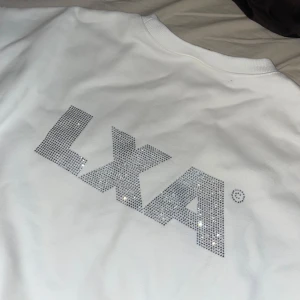 LXA sweatshirt - LXA rhinestone sweatshirt i storlek xs (oversized) så passar även S & kanske M. Aldrig använd, endast provad! (Trycket är på ryggen/baksidan av tröjan)