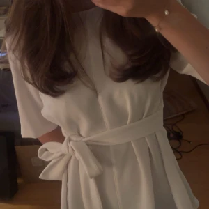 Vit zara blus - Säljer nu en jättefin vit blus från zara med knyte runt midjan som man kan knyta själv. Jättelätt att styla och perfekt till när skolan börjar! Pris kan diskuteras 