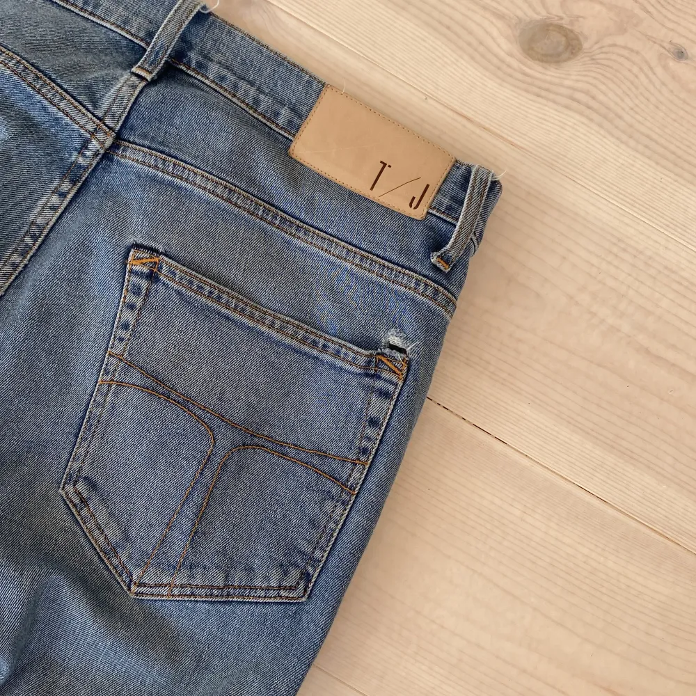 Blåa Tiger of Sweden jeans i storlek 33/34. Litet hål vid bakfickan, se bild 2.. Farkut & Housut.