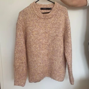 Rosa stickad tröja - Jättemjuk o skön tröja från Vero Moda i jättefint skick 💓Skriv i dm vid funderingar, för fler bilder eller prisförslag och köp direkt via köp nu 💓