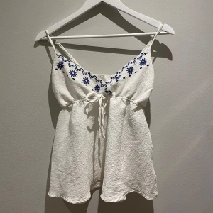 Marinblå & vit blus  - Jättefin blå-vit blus i storlek s. Funkar bra för en M också då det är stretch. Använd fåtal gånger och blusen är från SHEIN. 