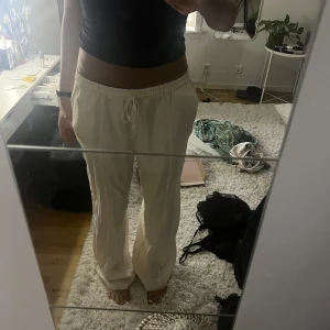 Linnebyxor - Säljer super fina linnebyxor från zara. Säljer pga att ja inte använder dom så mycket. Nästan aldrig använda kanske 2-3 ggr