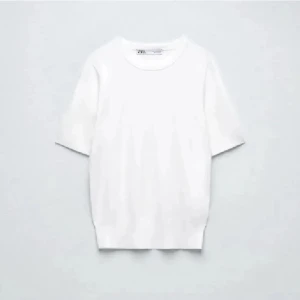 T-shirt zara - säljer denna T-shirt ifrån zara i stl s då ja inte använder den längre 