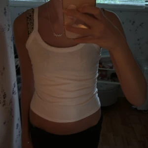 Vit sommartopp💕 - Vit sommartopp från hm, jätte fint nu på sommaren💕går inte o köpa längre, väldigt bra skick, använd 1 gång, säljer pga att den inte kommer till användning. 