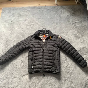 Parajumper jacka - Tja, säljer just nu min parajumper jacka då den inte kommer till användning. Jackan är köpt i Stockholm på nk, det är storlek xs men sitter som small. Priset kan gå ner vid snabb affär! Använd ungefär 3 gånger.