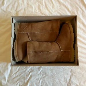 Stövlar Shepherd  - Fina stövlar från Shepherd i färgen Chestnut. Oanvända. Nypris 1195:-. Säljer då de är för små för mig (fått i present). Storlek 36. Väldigt mjuka och gosiga invändigt.