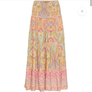 Långkjol från Marta du chateau  - Jättefin långkjol i fint mönster. Tror inte mönstret är 100% samma som första bilden men hittar inte exakt vilket det är🩷 storlek S/M och skicket är fint!