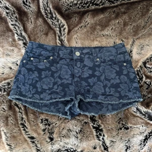 cubus shorts - midja: 71 🤍 lågmidjade jeansshorts från Cubus. De är stretchiga! 🤍 jag är 171cm & stl S/36/28 för referens 🤍 läs POLICY & FRAKT (i gillade inlägg) innan du skriver 🤍 använd gärna ”Köp” 🤍 