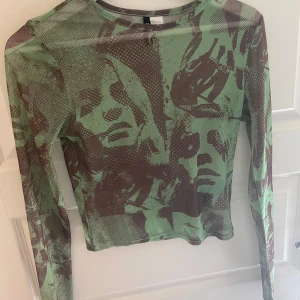 Graphic långärmad tröja - Storlek s, supercool graphic tröja som är fett snygg att ha en fin topp/bh under då den är genomskinlig.