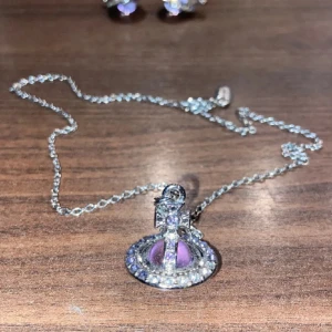 vivienne westwood halsband - Helt ny, jätte bra skick och kvalite