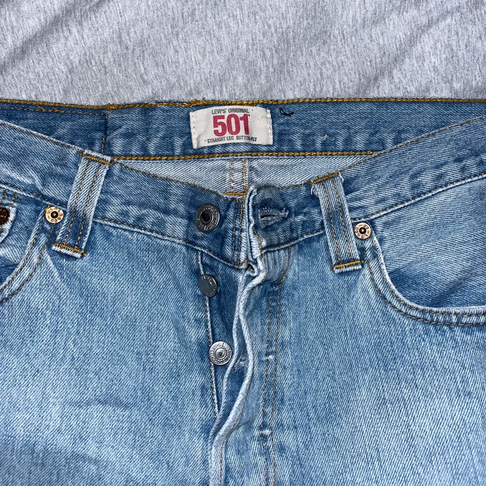 Galet snygga ljusblå straight Levis jeans i storlek 501, skulle säga att det är mittemellan S/M!. Jeans & Byxor.